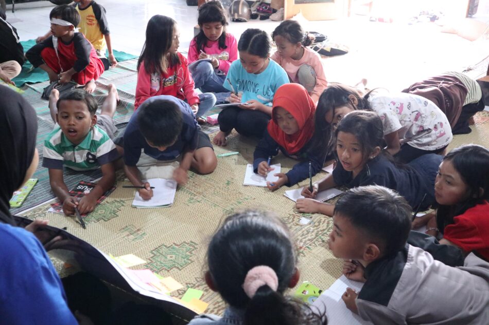 Fun Learning di Pancot: Mahasiswa UNS Gelar English Boost Camp untuk Anak-Anak SD