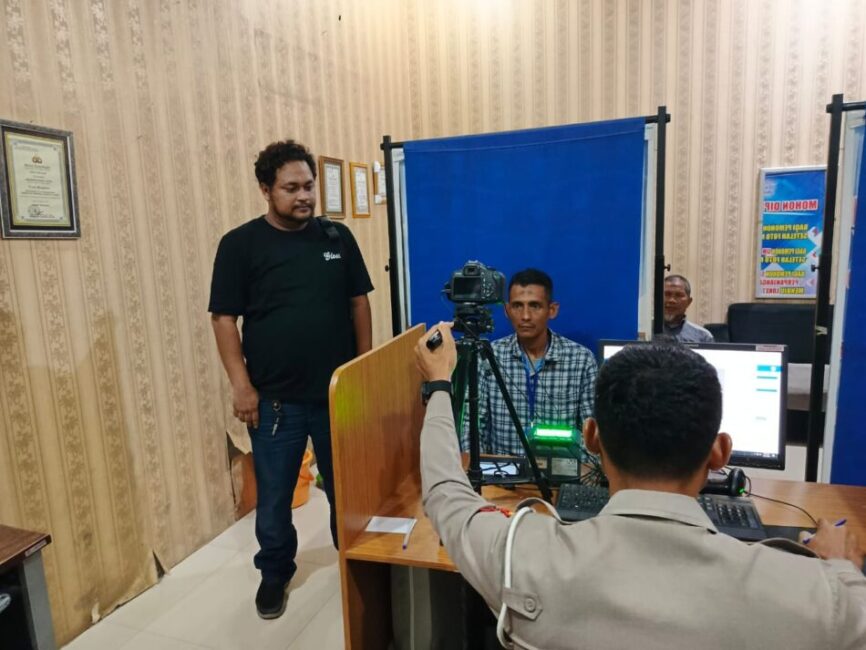 POLRES KENDAL MEMFASILITASI MANTAN JAMAAH ISLAMIYAH (JI) MEMBUAT SIM DI SATPAS POLRES KENDAL